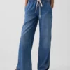 Laag uitgesneden, ultrazachte, loszittende Jeans in jaren '90-stijl met dolfinzoom