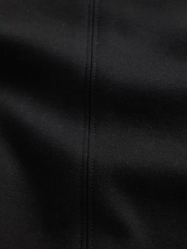 Laaggetailleerde, dubbel gebreide broek met uitlopende pijpen