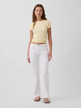 Laaggetailleerde, loszittende Jeans in jaren ’90-stijl