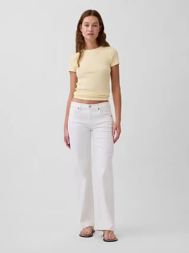 Laaggetailleerde, loszittende Jeans in jaren ’90-stijl
