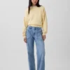 Laaggetailleerde, loszittende Jeans in jaren ’90-stijl