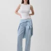Laaggetailleerde, loszittende Jeans in jaren ’90-stijl
