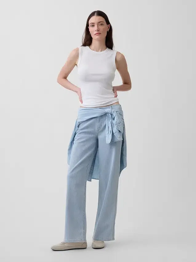Laaggetailleerde, loszittende Jeans in jaren ’90-stijl