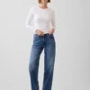 Laaggetailleerde, loszittende Jeans in jaren ’90-stijl