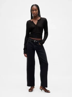 Laaggetailleerde, loszittende Jeans in jaren ’90-stijl
