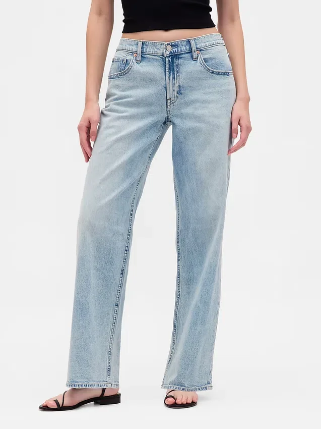 Laaggetailleerde, loszittende Jeans in jaren ’90-stijl