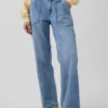 Laaggetailleerde, loszittende Jeans in jaren ’90-stijl