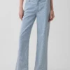 Laaggetailleerde, loszittende Jeans in jaren ’90-stijl
