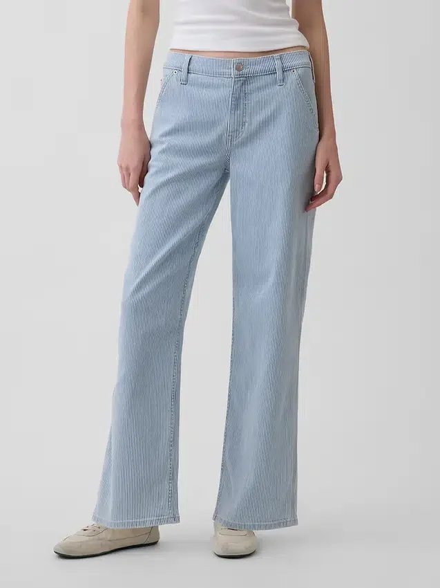 Laaggetailleerde, loszittende Jeans in jaren ’90-stijl