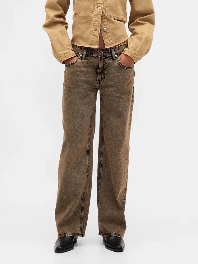 Laaggetailleerde, loszittende Jeans in jaren ’90-stijl