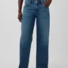 Laaggetailleerde, loszittende Jeans in jaren ’90-stijl