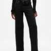 Laaggetailleerde, loszittende Jeans in jaren ’90-stijl
