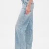 Laaggetailleerde, loszittende Jeans in jaren ’90-stijl