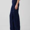 Laaggetailleerde, loszittende Jeans in jaren ’90-stijl