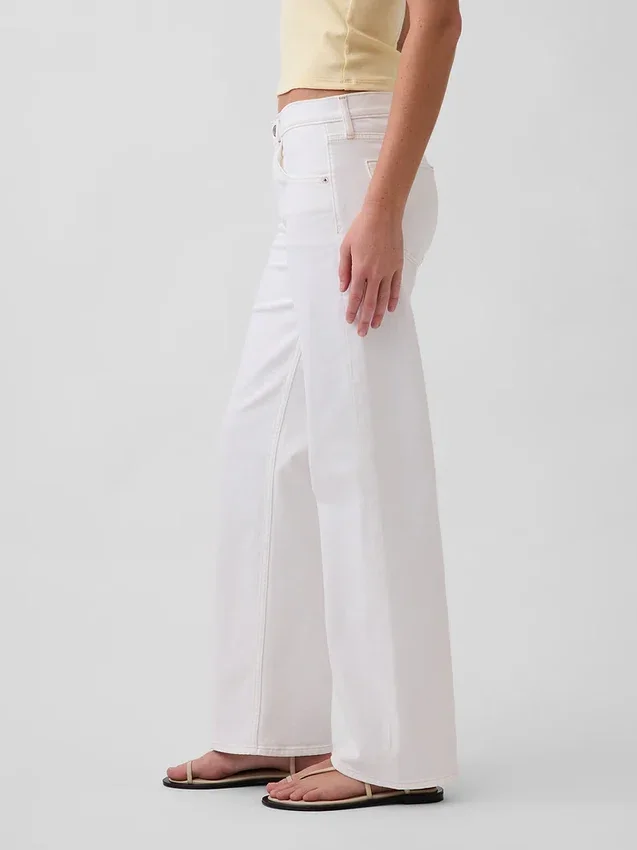 Laaggetailleerde, loszittende Jeans in jaren ’90-stijl