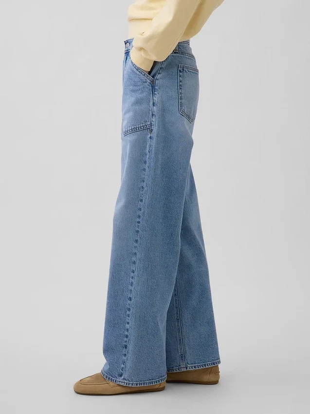 Laaggetailleerde, loszittende Jeans in jaren ’90-stijl