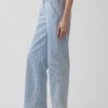 Laaggetailleerde, loszittende Jeans in jaren ’90-stijl