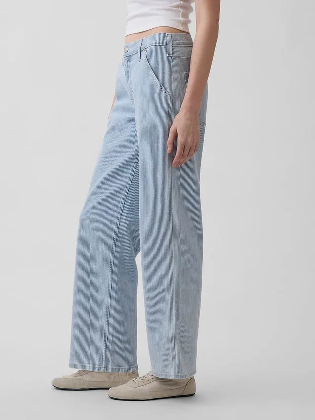 Laaggetailleerde, loszittende Jeans in jaren ’90-stijl