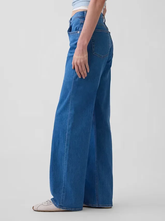 Laaggetailleerde, loszittende Jeans in jaren ’90-stijl