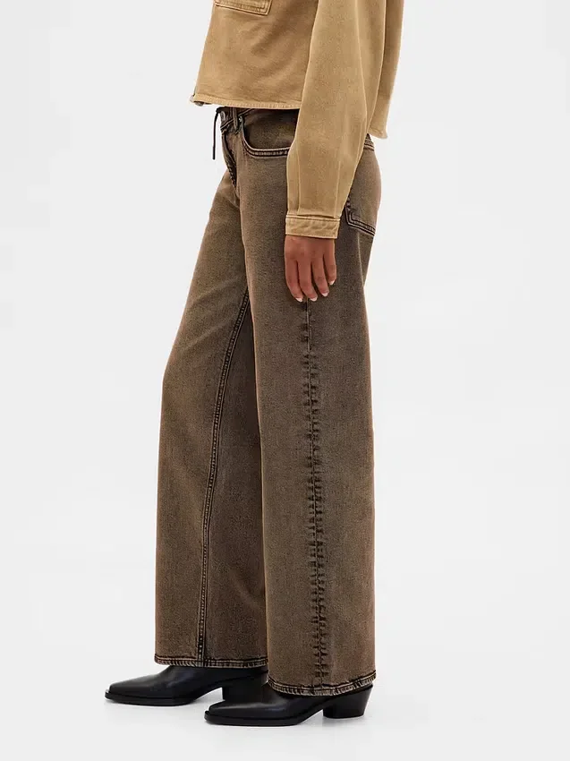 Laaggetailleerde, loszittende Jeans in jaren ’90-stijl