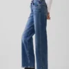 Laaggetailleerde, loszittende Jeans in jaren ’90-stijl