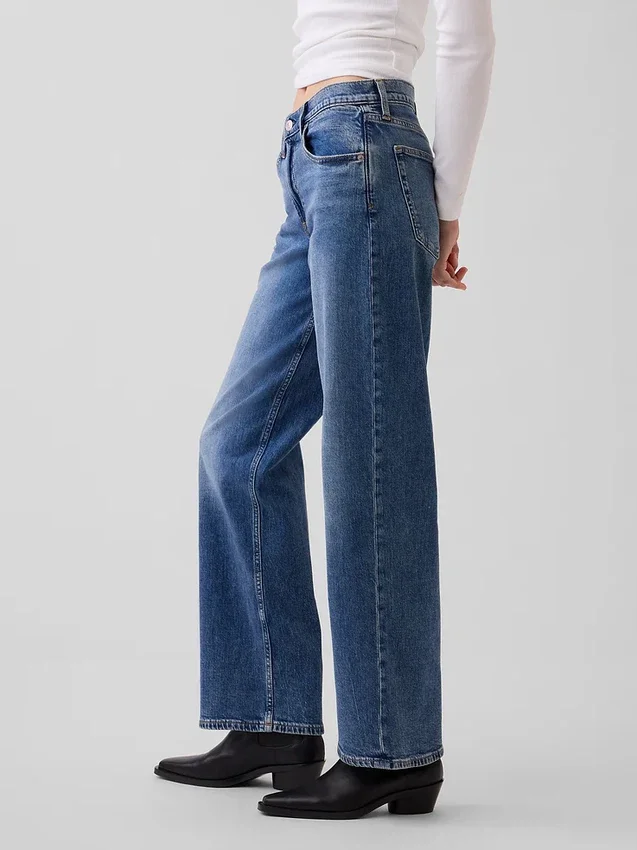 Laaggetailleerde, loszittende Jeans in jaren ’90-stijl