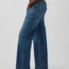 Laaggetailleerde, loszittende Jeans in jaren ’90-stijl