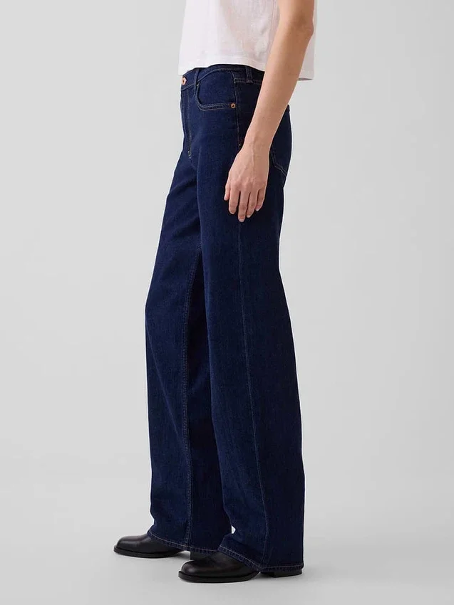 Laaggetailleerde, loszittende Jeans in jaren ’90-stijl