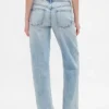 Laaggetailleerde, loszittende Jeans in jaren ’90-stijl