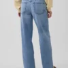 Laaggetailleerde, loszittende Jeans in jaren ’90-stijl