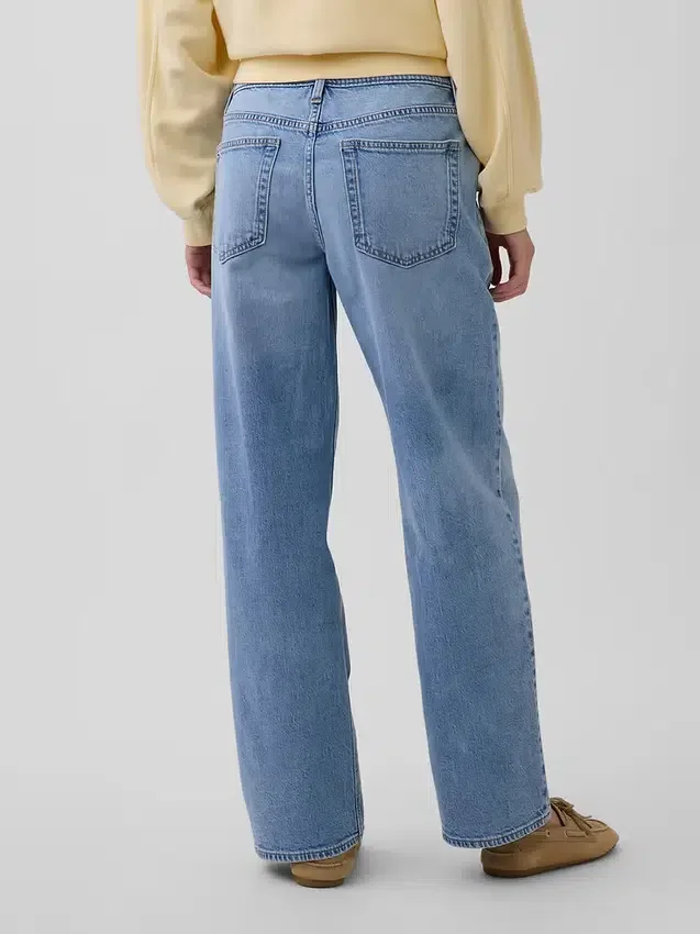 Laaggetailleerde, loszittende Jeans in jaren ’90-stijl