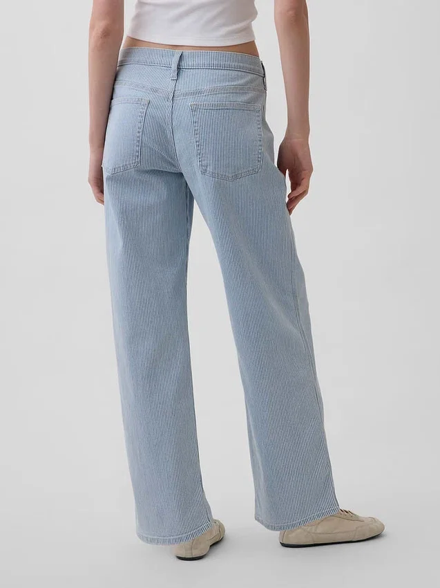 Laaggetailleerde, loszittende Jeans in jaren ’90-stijl