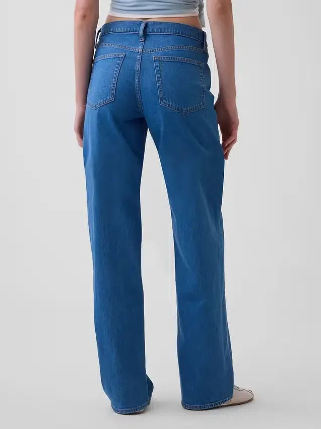 Laaggetailleerde, loszittende Jeans in jaren ’90-stijl