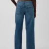 Laaggetailleerde, loszittende Jeans in jaren ’90-stijl