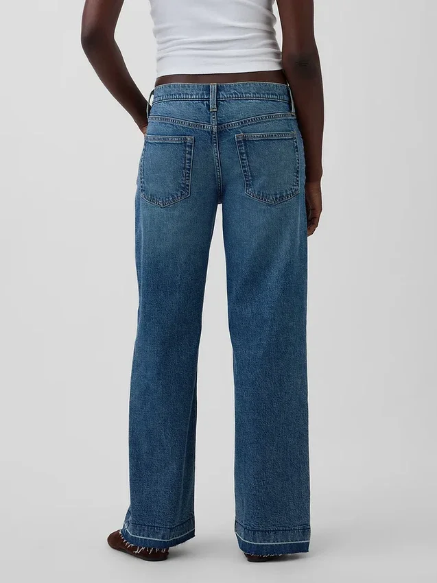 Laaggetailleerde, loszittende Jeans in jaren ’90-stijl