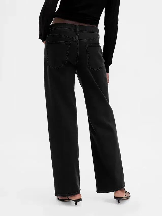 Laaggetailleerde, loszittende Jeans in jaren ’90-stijl