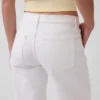 Laaggetailleerde, loszittende Jeans in jaren ’90-stijl
