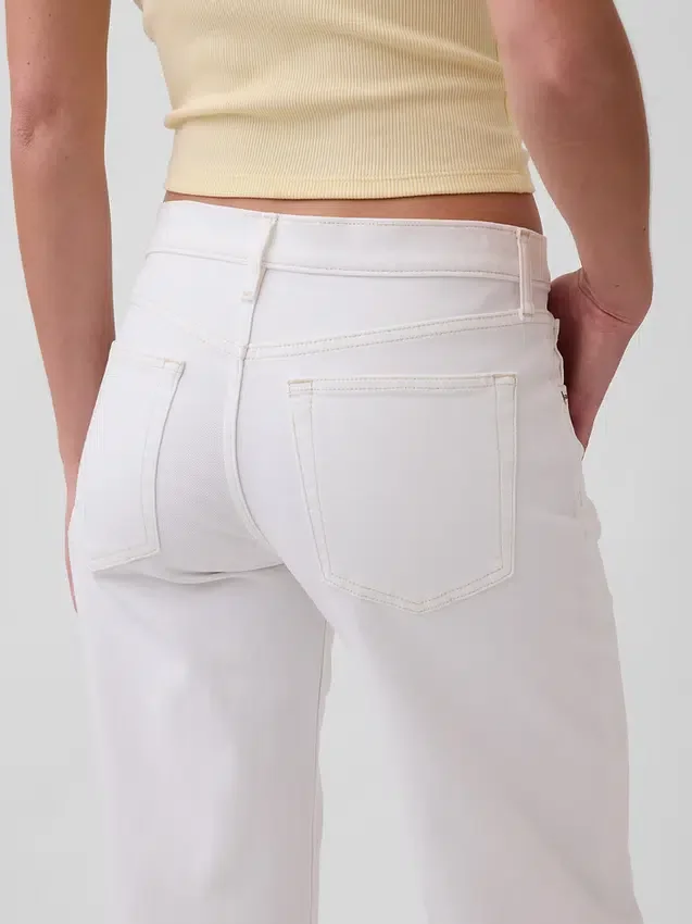 Laaggetailleerde, loszittende Jeans in jaren ’90-stijl