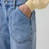 Laaggetailleerde, loszittende Jeans in jaren ’90-stijl