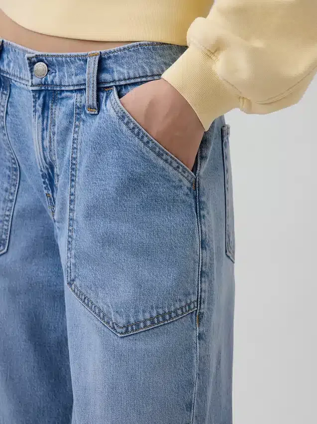 Laaggetailleerde, loszittende Jeans in jaren ’90-stijl