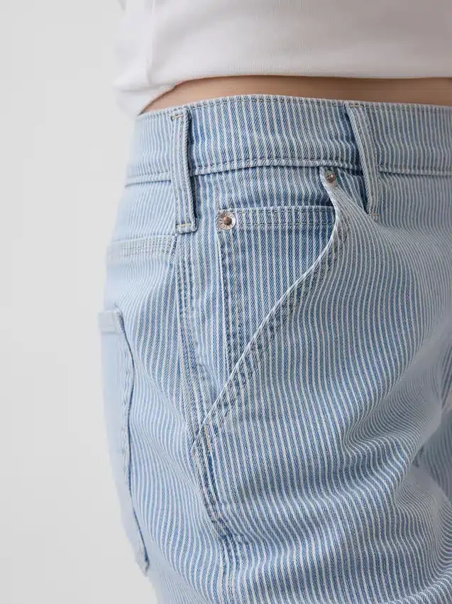 Laaggetailleerde, loszittende Jeans in jaren ’90-stijl