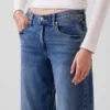 Laaggetailleerde, loszittende Jeans in jaren ’90-stijl