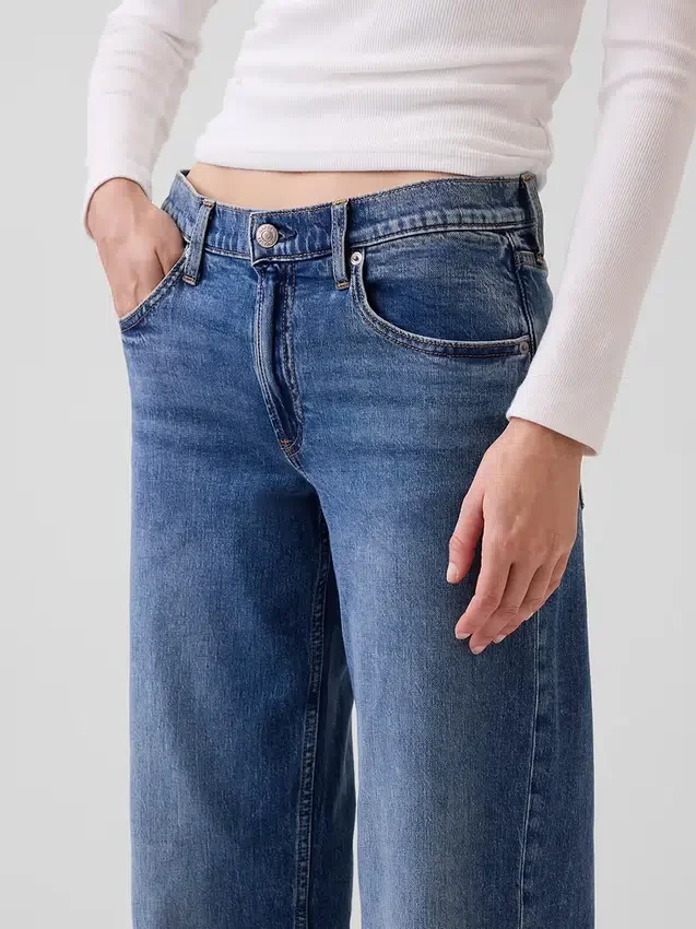 Laaggetailleerde, loszittende Jeans in jaren ’90-stijl
