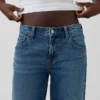 Laaggetailleerde, loszittende Jeans in jaren ’90-stijl