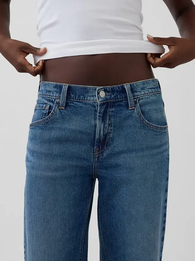Laaggetailleerde, loszittende Jeans in jaren ’90-stijl