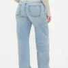 Laaggetailleerde, loszittende Jeans in jaren ’90-stijl