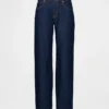 Laaggetailleerde, loszittende Jeans in jaren ’90-stijl