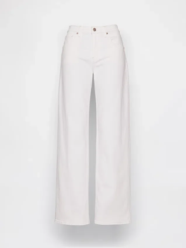 Laaggetailleerde, loszittende Jeans in jaren ’90-stijl