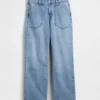 Laaggetailleerde, loszittende Jeans in jaren ’90-stijl