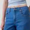 Laaggetailleerde, loszittende Jeans in jaren ’90-stijl